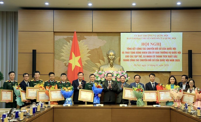 El presidente de la Asamblea Nacional de Vietnam, Tran Thanh Man, entrega certificados de mérito a los merecedores. (Foto: VNA)