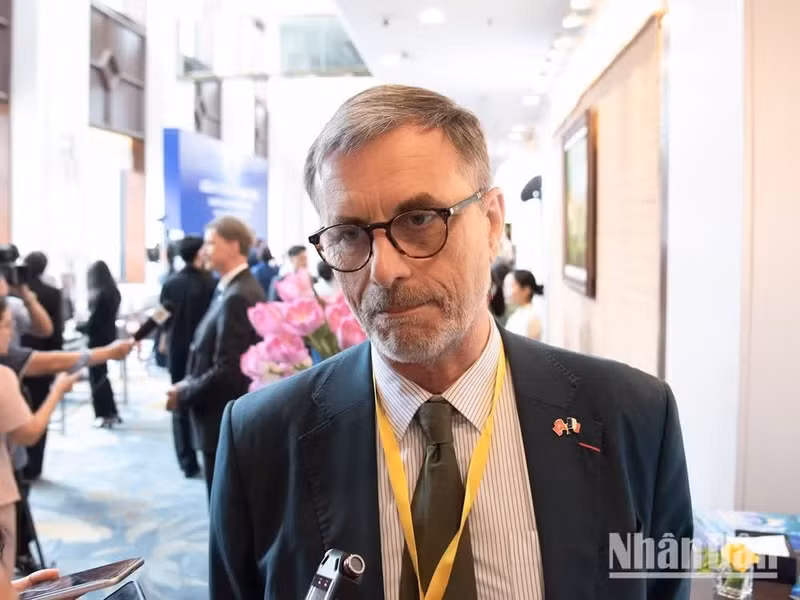 El embajador de Francia en Vietnam, Olivier Brochet, expresa el deseo de continuar la cooperación estrecha con Vietnam en función del desarrollo sostenible. (Foto: Minh Duy)