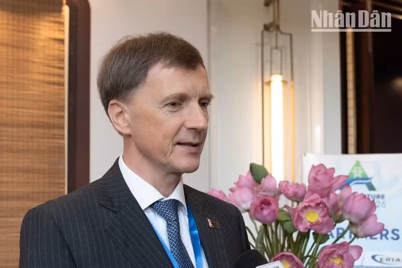 El encargado de negocios de Bielorrusia, Oleg Shloma, destaca la amplitud y la diversidad del AFF 2026. (Foto: Minh Duy)