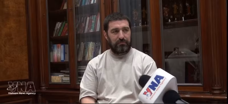 El periodista e investigador argentino Gastón Fiorda en la entrevista. (Foto: VNA)