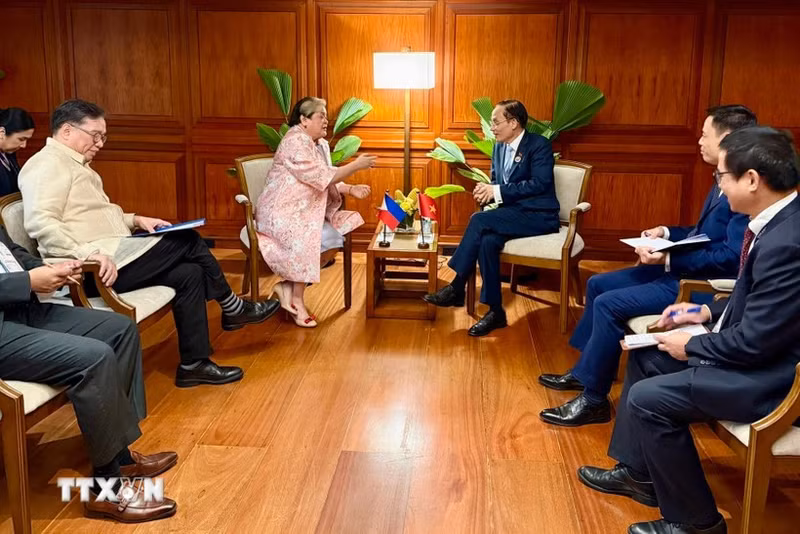 El miembro del Buró Político del Comité Central del Partido Comunista y ministro de Relaciones Exteriores de Vietnam, Le Hoai Trung, se reúne con la canciller de Filipinas, Maria Theresa Lazaro. (Foto: VNA)