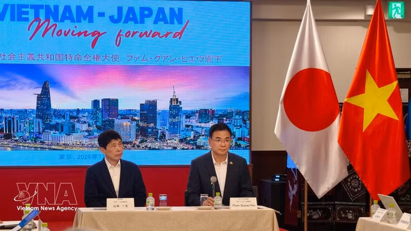 El embajador de Vietnam en Japón, Pham Quang Hieu, y el gobernador de Gunma, Yamamoto Ichita, presiden el seminario. (Foto: VNA)