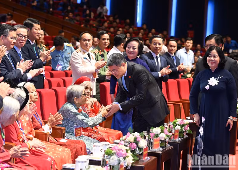 El primer ministro de Vietnam, Le Minh Hung, se reúne con Madres Heroicas Vietnamitas (título honorífico otorgado por el Estado) en la cita. (Foto: Nhan Dan)