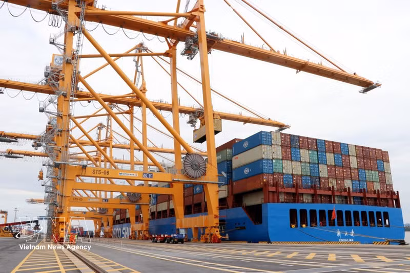 El contenedor número 2 millones de TEU fue descargado en el puerto internacional de TIL, en Hai Phong. (Foto: VNA)