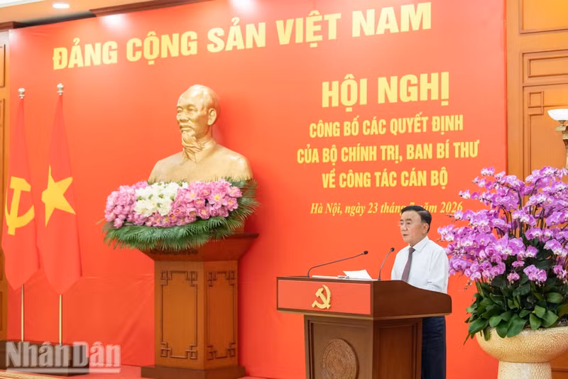 El miembro del Buró Político y permanente del Secretariado del Comité Central del Partido Comunista de Vietnam, Tran Cam Tu, interviene en la conferencia. (Foto: Nhan Dan)