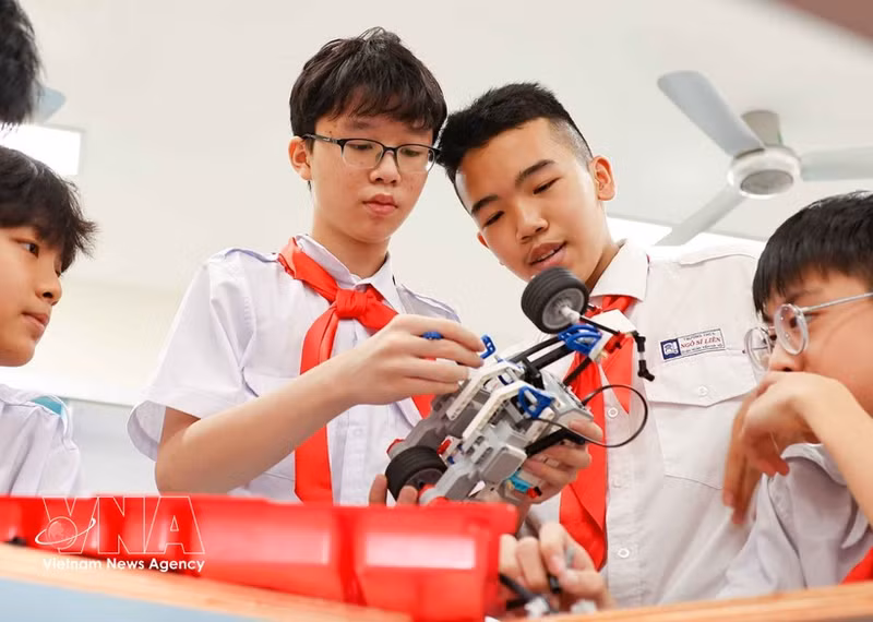 Estudiantes de Hanói aplican la inteligencia artificial en la creación de imágenes y el diseño de ensamblaje de robots. (Foto: VNA)