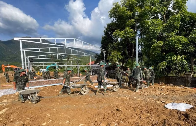 Soldados del Mando Militar de la provincia de Lai Chau participan en la construcción de viviendas para las familias afectadas por inundaciones. (Foto: Nhan Dan)