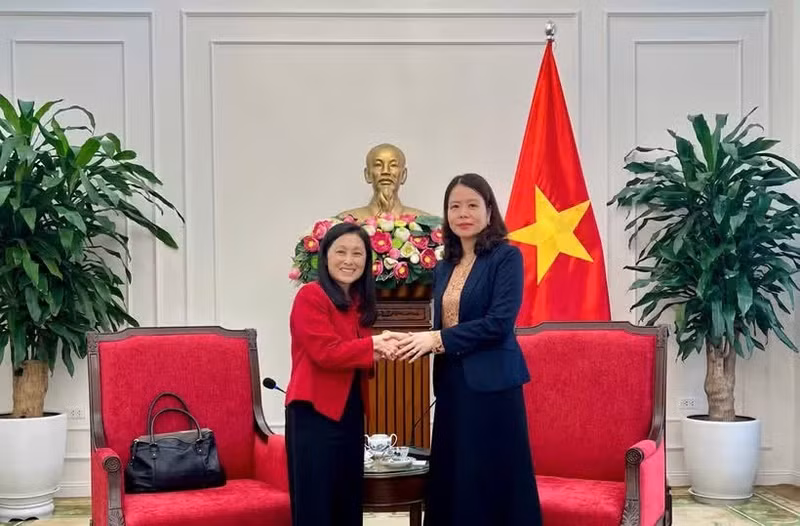 La viceministra de Relaciones Exteriores de Vietnam Nguyen Minh Hang (derecha) y la nueva embajadora de Estados Unidos en el país, Jennifer Wicks. (Foto: Ministerio de Relaciones Exteriores de Vietnam)