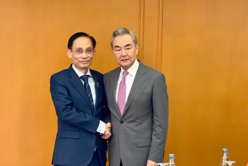 El ministro de Relaciones Exteriores de Vietnam, Le Hoai Trung (izquierda), se reúne con su homólogo chino, Wang Yi. (Foto: VNA)