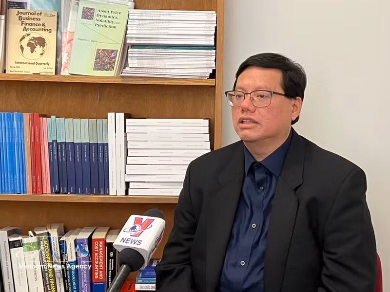 Ho Quoc Tuan, profesor titular de la Universidad de Bristol (Reino Unido), en la entrevista. (Foto: VNA)