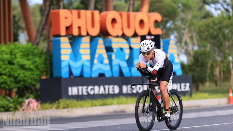 Phu Quoc marcha hacia APEC 2027 con el triatlón Ironman 70.3. (Foto: Nhan Dan)