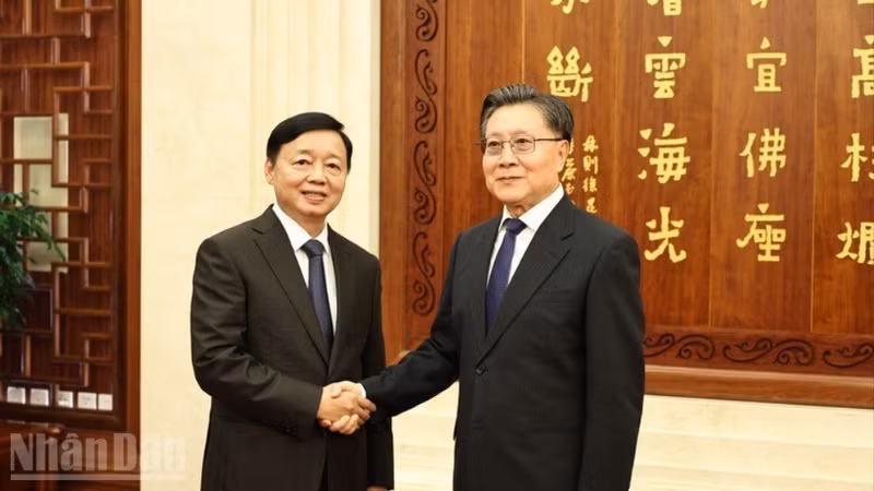 El vice primer ministro vietnamita Tran Hong Ha (izquierda) y el vicepresidente del Comité Permanente de la Asamblea Popular Nacional, Wang Dongming. (Fotografía: Nhan Dan)