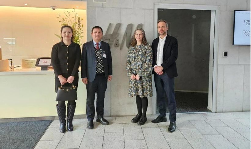 El embajador de Vietnam en Suecia, Tran Van Tuan (segundo desde la izquierda), se reúne con representantes de H&M. (Fotografía: moit.gov.vn)
