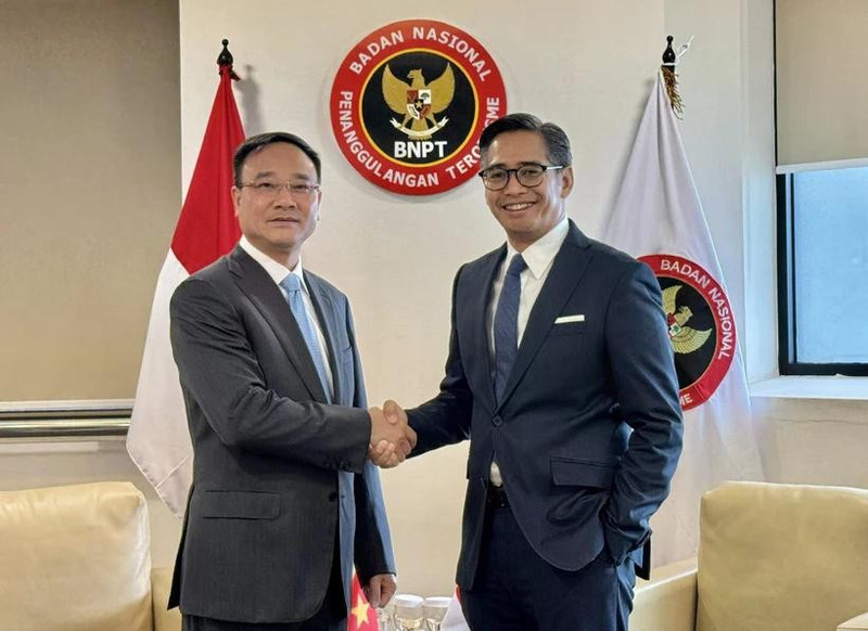 El teniente general Pham The Tung, viceministro de Seguridad Pública de Vietnam (izquierda), y Andhika Chrisnayudhanto, subdirector de la Agencia Nacional Antiterrorista de Indonesia. (Fotografía: VNA)