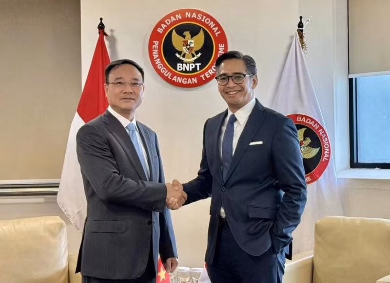 El teniente general Pham The Tung, viceministro de Seguridad Pública de Vietnam (izquierda), y Andhika Chrisnayudhanto, subdirector de la Agencia Nacional Antiterrorista de Indonesia. (Fotografía: VNA)