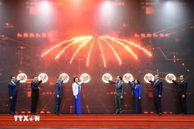 La ministra del Interior, Pham Thi Thanh Tra, y siete viceministros ofician la ceremonia de inauguración del Ministerio del Interior. (Fotografía: VNA)