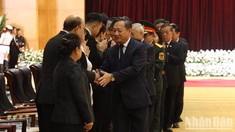 El embajador de Vietnam en Laos, Nguyen Minh Tam, extiende sus condolencias al Partido, al Estado y al pueblo de Laos, y a la familia del compañero Saysomphone Phomvihane. (Foto: Nhan Dan)