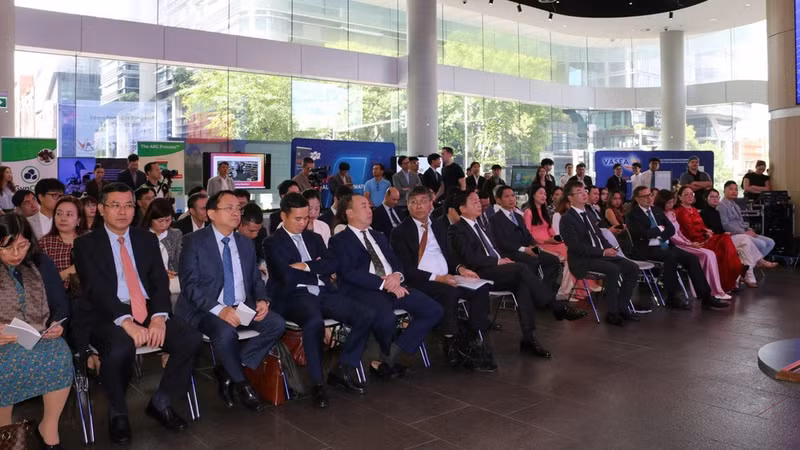 El programa TechFest, celebrado en la Universidad Tecnológica de Sídney con la participación de directivos de empresas de ambos países, presenta los resultados de la cooperación Vietnam-Australia coincidiendo con la visita del viceprimer ministro Tran Hong Ha, en noviembre de 2025. (Foto: Asociación de Intelectuales y Expertos Vietnamitas en Australia)