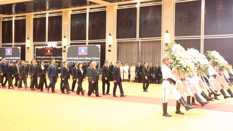 La delegación de agencias de representación de Vietnam y de la comunidad conciudadana, encabezada por el embajador Nguyen Minh Tam, rinde homenaje al compañero Saysomphone Phomvihane. (Foto: Nhan Dan)