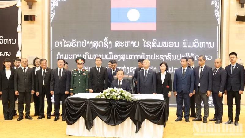 El embajador Nguyen Minh Tam firma el libro de condolencias en el funeral. (Foto: Nhan Dan)