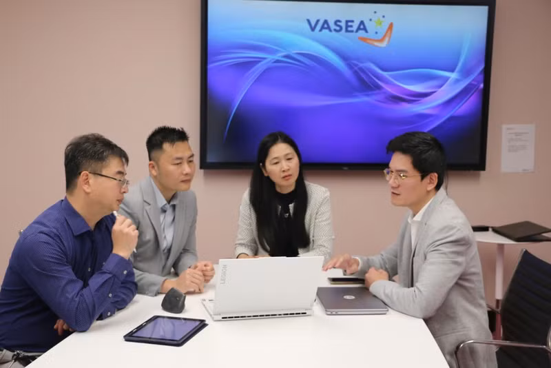 Representantes de la Asociación de Intelectuales y Expertos Vietnamitas en Australia, la Fundación Australasia Social Impact y Viet School debaten el despliegue de la plataforma VietNEST. (Foto: Asociación de Intelectuales y Expertos Vietnamitas en Australia)