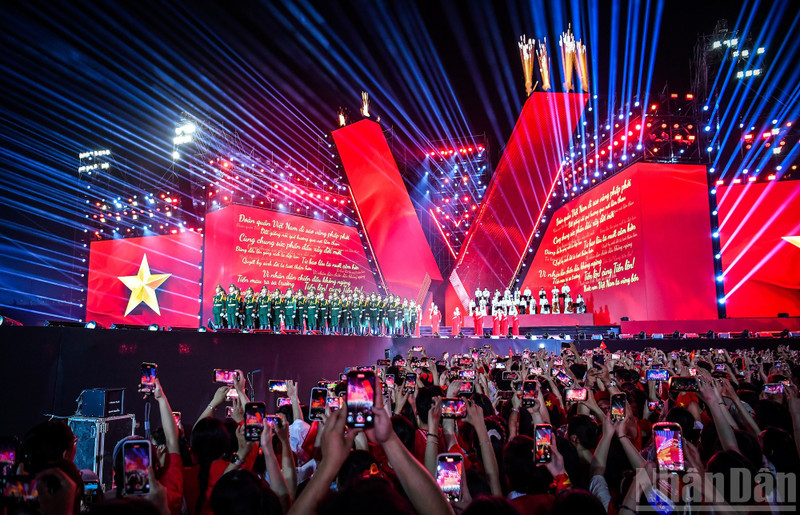 Vista del programa artístico-político “La Patria en el corazón”. (Foto: Nhan Dan)