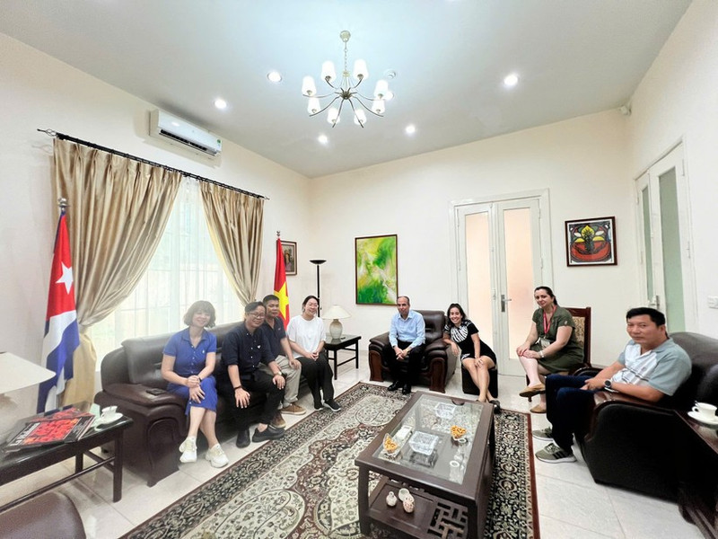 Representantes del equipo de filmación vietnamita se reúnen con el personal de la embajada de Cuba en el país. (Foto: Televisión Nacional de Vietnam)