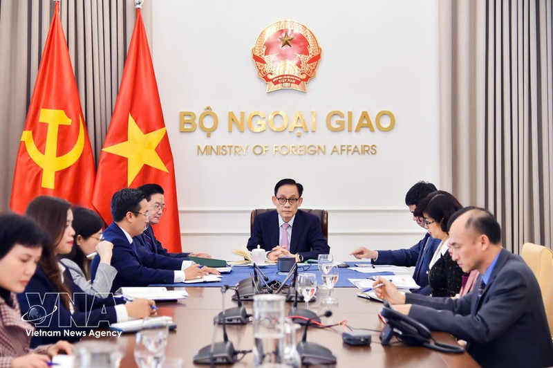El ministro de Relaciones Exteriores de Vietnam, Le Hoai Trung, mantiene una conversación telefónica con su homólogo surcoreano, Cho Hyun. (Foto: VNA)