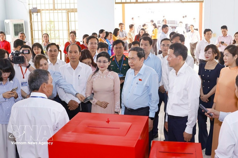 El presidente de la Asamblea Nacional de Vietnham, Tran Thanh Man, revisa los preperativos para las elecciones lejislativas en Dong Nai. (Foto: VNA)