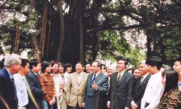 El secretario general del Partido Comunista de Vietnam, Nong Duc Manh, visita al periódico Nhan Dan el 28 de marzo de 2003.