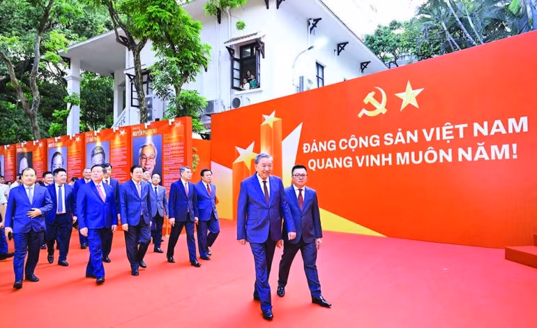 El actual secretario general del Partido Comunista de Vietnam, To Lam, asiste a la inauguración del portal de información desplegado por el periódico Nhan Dan sobre el XIV Congreso Nacional del Partido, el 12 de septiembre de 2025.