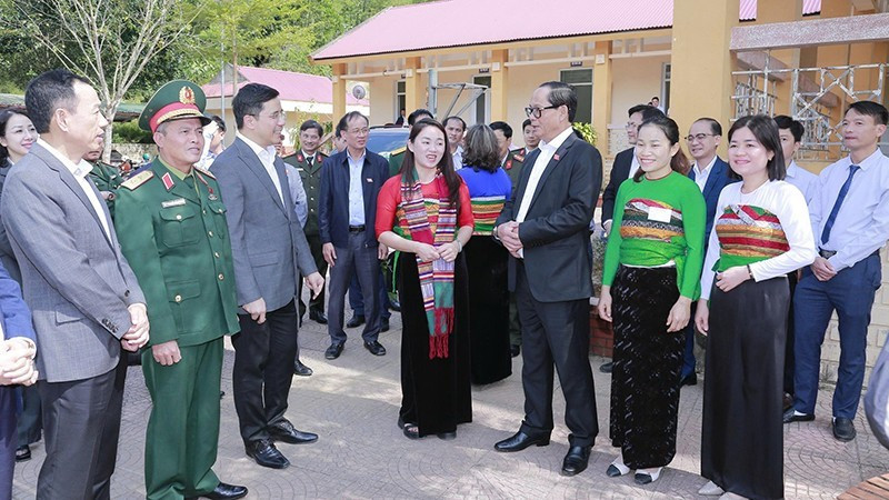 El vicepresidente de la Asamblea Nacional de Vietnam Tran Quang Phuong inspecciona las condiciones de atención a los votantes en el colegio electoral 10, en la aldea de Tan Thanh, en la comuna de Pu Luong. (Foto: Nhan Dan)