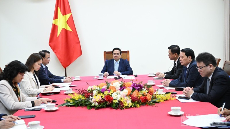 El primer ministro de Vietnam, Pham Minh Chinh, sostiene el 9 de marzo una conversación telefónica con el presidente de los Emiratos Árabes Unidos, Mohamed bin Zayed Al-Nahyan. (Foto: Nhan Dan)