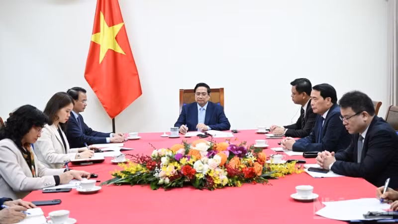 El primer ministro de Vietnam, Pham Minh Chinh, sostiene el 9 de marzo una conversación telefónica con el presidente de los Emiratos Árabes Unidos, Mohamed bin Zayed Al-Nahyan. (Foto: Nhan Dan)