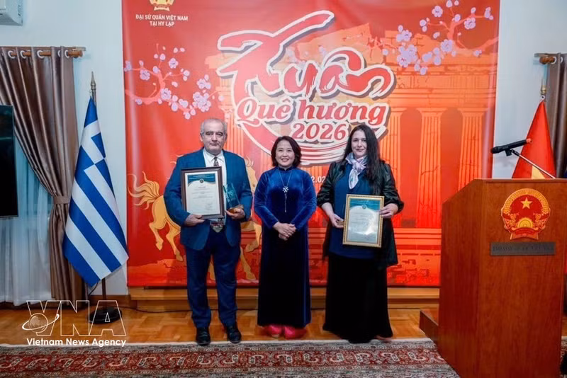 La embajadora entrega el XI Premio Nacional de Información al Exterior 2025 a sus amigos griegos. (Foto: VNA)
