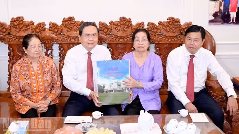 El presidente de la Asamblea Nacional de Vietnam, Tran Thanh Man, entrega regalos a familias beneficiarias de políticas sociales en el barrio de Rach Gia, provincia de An Giang. (Foto: Nhan Dan)