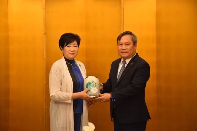 El presidente del Comité Popular de Hanói, Vu Dai Thang, entrega un recuerdo a la gobernadora de Tokio, Koike Yuriko. (Foto: VNA)