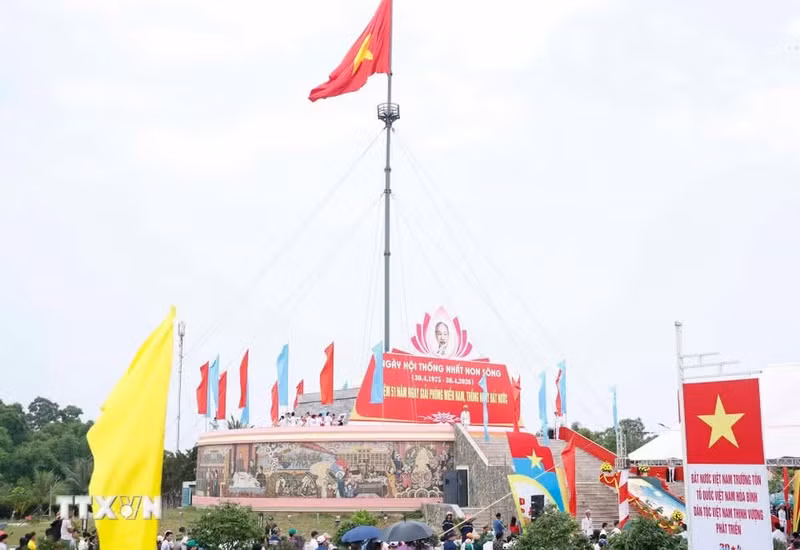 Vista del acto de izamiento de bandera en la reliquia nacional especial de Hien Luong - Ben Hai. (Foto: VNA)