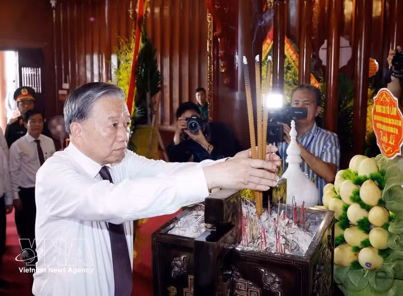 El secretario general del Partido Comunista de Vietnam y presidente de la República, To Lam, rinde tributo en el sitio histórico nacional especial del Muelle de Gianh. (Foto: VNA)
