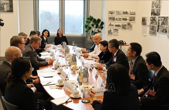 Reunión entre la delegación del Partido Comunista de Vietnam y el vicepresidente del Bundestag alemán, Bodo Ramelow. (Foto: VNA)