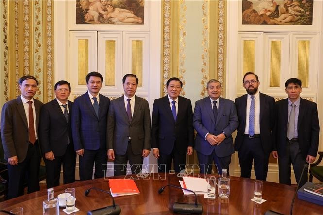 Phan Dinh Trac (cuarto a la derecha), miembro del Buró Político y del Secretariado del Comité Central (CC) del Partido Comunista de Vietnam y jefe de la Comisión de Asuntos Interiores del CC, en la reunión con el viceprocurador general de la República, Paulo Jorge Vieira Morgado de Carvalho. (Foto: VNA)