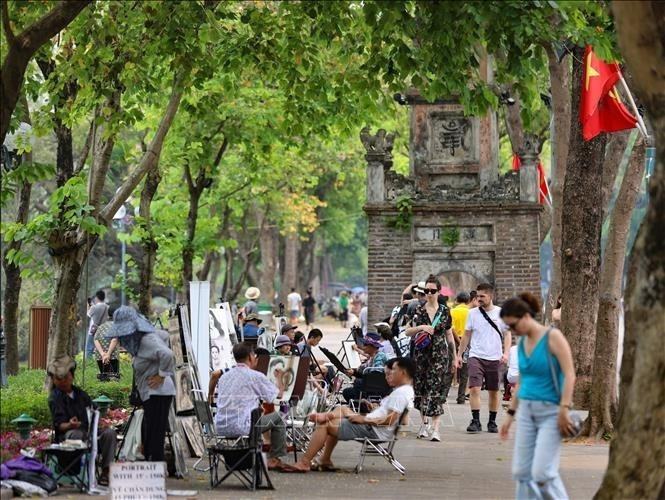 Las calles peatonales que rodean el lago Hoan Kiem son muy frecuentadas por visitantes nacionales e internacionales. (Foto: VNA)