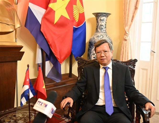El embajador de Vietnam en Cuba, Le Quang Long, en la entrevista. (Foto: VNA)
