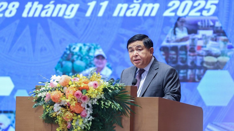 El viceprimer ministro vietnamita Nguyen Chi Dung habla en el Foro de Economía Cooperativa 2025. (Foto: VGP)