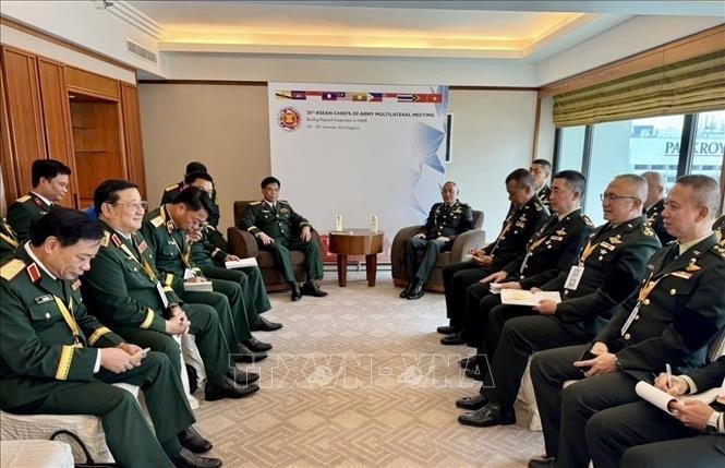 El teniente general Nguyen Van Nghia, subjefe del Estado Mayor General del Ejército Popular de Vietnam, se reúne con representantes de Tailandia en el marco de la ACAMM-26. (Foto: VNA)