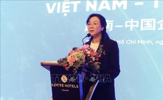 Yang Yanyan, presidenta de la Asociación de Promoción Comercial de Guangxi, habla en el evento. (Foto: VNA)