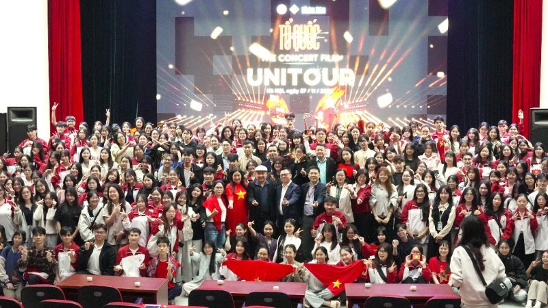 Asistentes a la segunda proyección del documental “La Patria en el corazón”. (Foto: Nhan Dan)