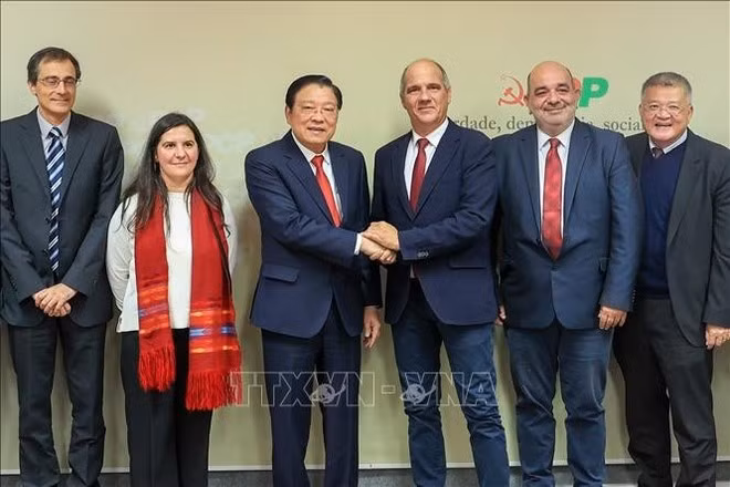 Phan Dinh Trac, miembro del Buró Político y del Secretariado del Comité Central (CC) del Partido Comunista de Vietnam y jefe de la Comisión de Asuntos Interiores del CC, y el secretario general del Partido Comunista Portugués, Paulo Raimundo. (Foto: VNA)