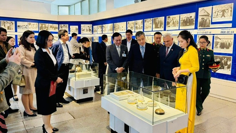 Visitantes a la exposición. (Foto: Nhan Dan)