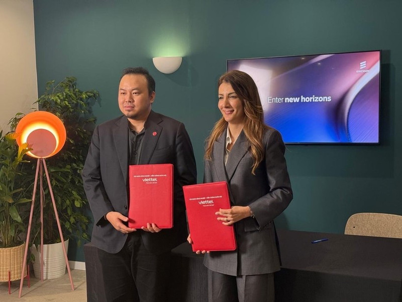 La presidenta de la filial de Ericsson en Vietnam, Rita Mokbel, y el vicedirector general de Viettel Networks, Le Quang Hieu, en el acto de firma. (Foto: Nhan Dan)